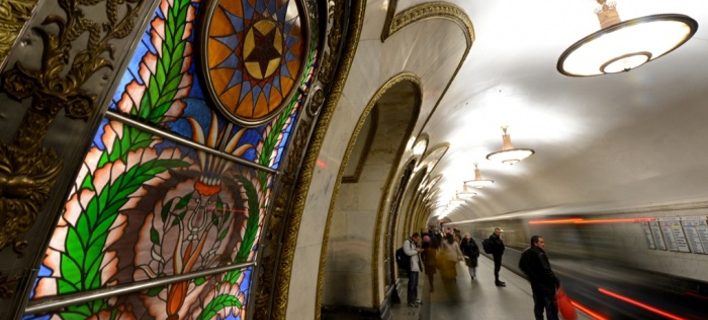 Μετρό, υπόγειο ανάκτορο: Πολυέλαιοι και έργα τέχνης -Σταθμοί τρένου μαγεία στη Μόσχα [εικόνες]