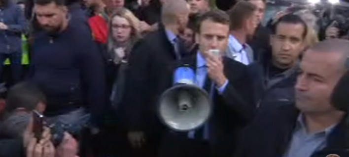 Με αποδοκιμασίες και σπρωξίματα υποδέχθηκαν τον Μακρόν σε εργοστάσιο στην πόλη του -Πήγε μετά την Λεπέν [βίντεο]