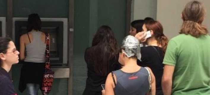 Γυναίκα με βαφή στα μαλλιά τρέχει στο ΑΤΜ -Η εικόνα που έγινε viral