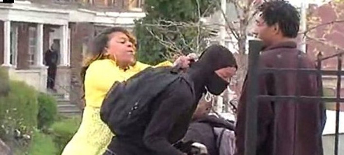 Η «μάνα της χρονιάς» στη Βαλτιμόρη – Χαστουκίζει τον διαδηλωτή γιο της και τον στέλνει σπίτι [βίντεο]