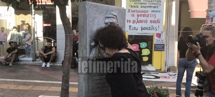 Η μητέρα του Παύλου Φύσσα στο μνημείο του γιού της -Το φίλησε και άναψε το καντήλι [εικόνες]