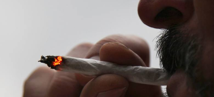 Θεριακλής παπάς κάπνιζε μαριχούανα παρέα με δυο ανήλικα αγόρια εκκλησιαστικής χορωδίας  