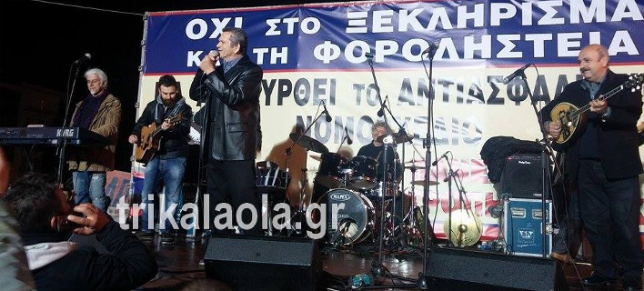 Ο Γιώργος Μαργαρίτης στο πλάι των αγροτών - «Πεθαίνω για σένα και ας είσαι απάτη» τραγούδησε μπροστά από την Βουλή [βίντεο]