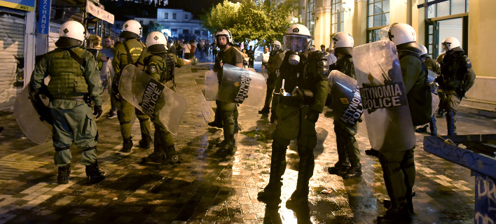 Αφησαν τους κουκουλοφόρους να σπάσουν όλη την Ερμού και τώρα τους ψάχνουν από τα βίντεο 