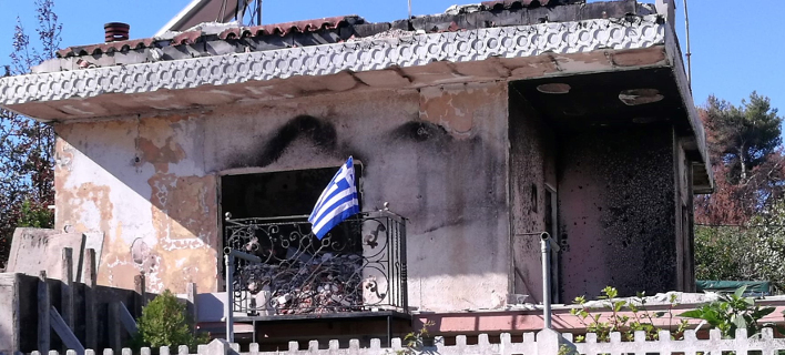 Το ÏÏίÏι ÏÏο ÎάÏι με Ïην ελληνική Ïημαία