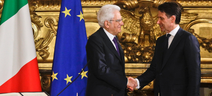 O πρόεδρος της Ιταλίας, Σέρτζιο Ματαρέλα και ο πρωθυπουργός Τζουζέπε Κόντε (Φωτογραφία: ΑΡ) 