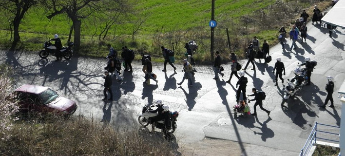Για την Ειδομένη με τα πόδια -Συγκινητικά μήνυματα προσφύγων στους αστυνομικούς [εικόνες]
