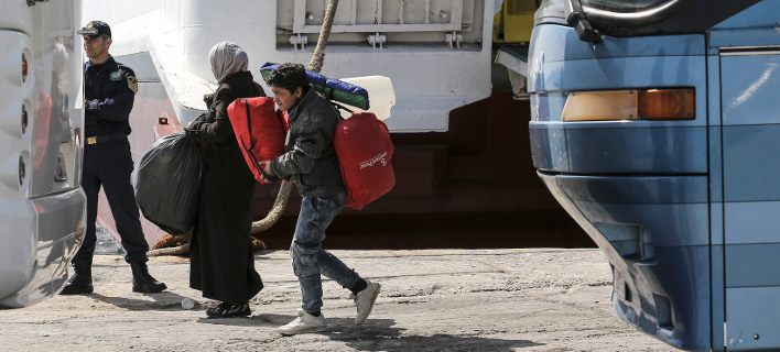  Χωρίς τέλος οι αφίξεις προσφύγων και μεταναστών στον Πειραιά -Στο λιμάνι βρίσκονται 4.700 άτομα