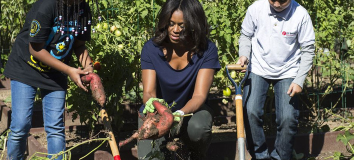Η Μισέλ Ομπάμα στον κήπο της -Δείχνει στους Αμερικανούς τι να τρώνε [εικόνες]