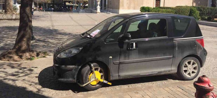 Εκαναν τη Μητρόπολη... πάρκινγκ -Αφησαν τα αυτοκίνητα πάνω στην πλατεία [εικόνες]