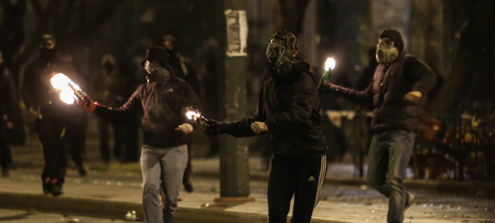 Ελεύθεροι Ελληνας και Γερμανός που συνελήφθησαν στα επεισόδια του Πολυτεχνείου