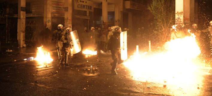 Ενα ακόμη βράδυ με μολότοφ στα Εξάρχεια (Φωτογραφία: EUROKINISSI/ ΤΑΤΙΑΝΑ ΜΠΟΛΑΡΗ)