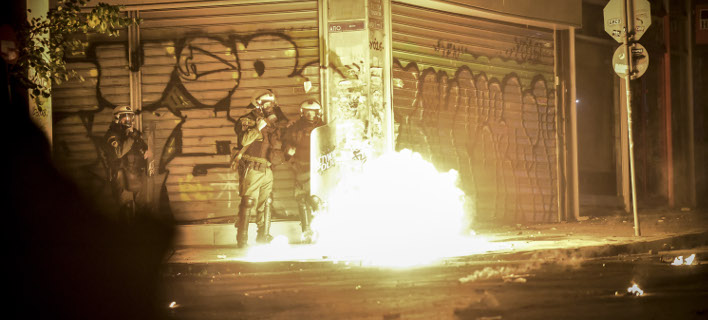 Εξάρχεια: Διπλή επίθεση με βόμβες μολότοφ εναντίον των ΜΑΤ