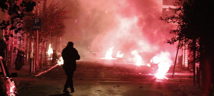Επιθέσεις με βόμβες μολότοφ έξω από το Πολυτεχνείο (Φωτογραφία αρχείου: EUROKINISSI/ΓΙΩΡΓΟΣ ΚΟΝΤΑΡΙΝΗΣ)