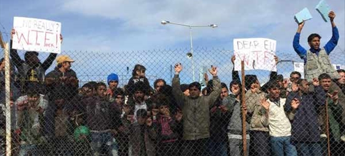 Εκρηκτική η κατάσταση στη Μόρια: Μεγάλη πορεία προσφύγων -Αγνωστοι βανδάλισαν το νεκροταφείο [εικόνες]