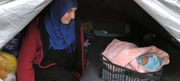 Λέσβος -Η φωτογραφία του 4 μηνών προσφυγόπουλου που κοιμάται σε τελάρο για φρούτα [εικόνες]