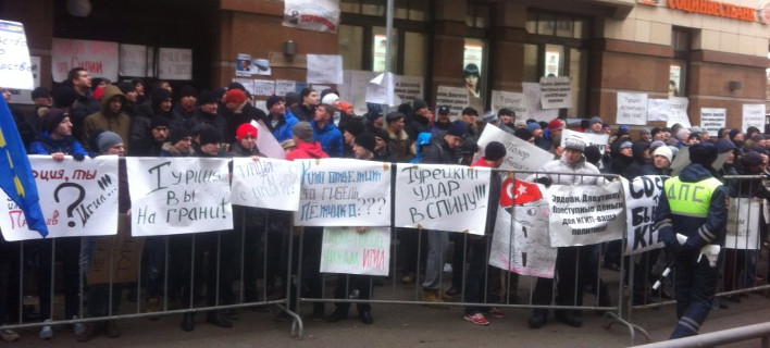 Πέτρες και αυγά από Ρώσους διαδηλωτές στην τουρκική πρεσβεία στη Μόσχα [εικόνες & βίντεο]