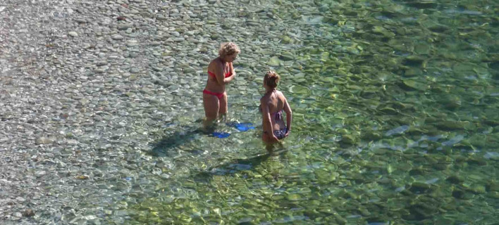 Ανέβηκε λίγο η θερμοκρασία και στο Ναύπλιο άρχισαν τα μπάνια! [εικόνες]