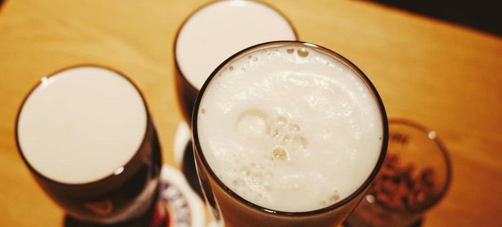 Πώς η μπύρα μπορεί να σε γλιτώσει από τις μισές θερμίδες του φαγητού