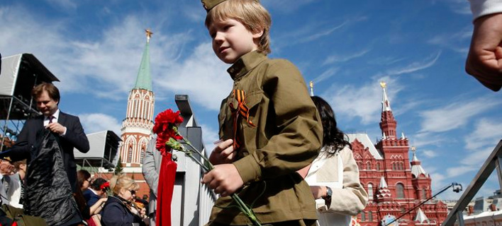 Η Ρωσία γιορτάζει τη νίκη επί της ναζιστικής Γερμανίας το 1945 με μεγαλειώδη παρέλαση [εικόνες]