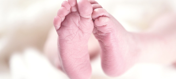 Εγκατέλειψαν μωρό σε τηλεφωνικό θάλαμο στη Ρόδο