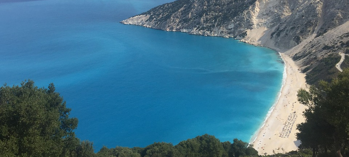 Πώς έχασε τη Γαλάζια Σημαία η παγκοσμίως γνωστή παραλία του Μύρτου στην Κεφαλονιά -Και το Καμάρι στη Σαντορίνη