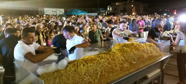 Νέο ρεκόρ Γκίνες για τη Νάξο -Τηγάνισαν 625 κιλά πατάτες σε 8 ώρες [εικόνες]