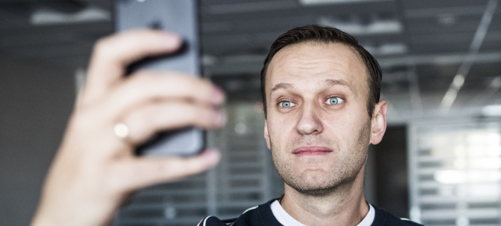Ο Ναβάλνι βγάζει selfie στο γραφείο του λίγο μετά την αποφυλάκισή του (Φωτογραφία: AP/ Evgeny Feldman)