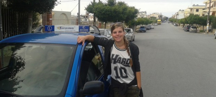 Αυτή είναι η νεότερη οδηγός στην Ελλάδα: Είναι ξανθιά, γαλανομάτα και πανέμορφη [εικόνες]