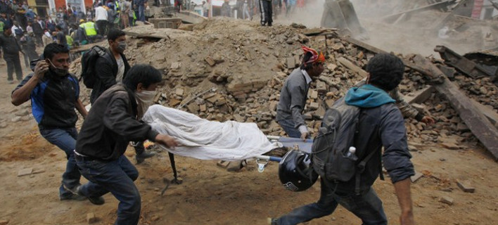 Εικόνες Αποκάλυψης στο Νεπάλ: Ξεπερνούν τους 3.200 οι νεκροί από τον σεισμό [εικόνες]