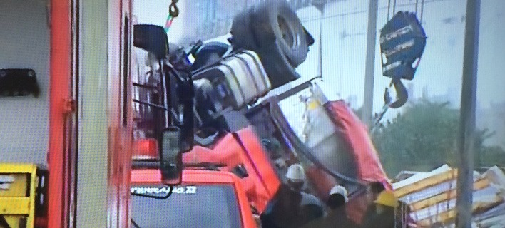 Ο δρόμος γέμισε χημικά -Φορτηγό με ιατρικά απόβλητα ανατράπηκε στην Εγνατία