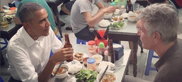 Το φτωχό γεύμα του Ομπάμα με τον Μπουρντέν -Αλλαξε το πρόγραμμά του για τον εριστικό σεφ [εικόνες]
