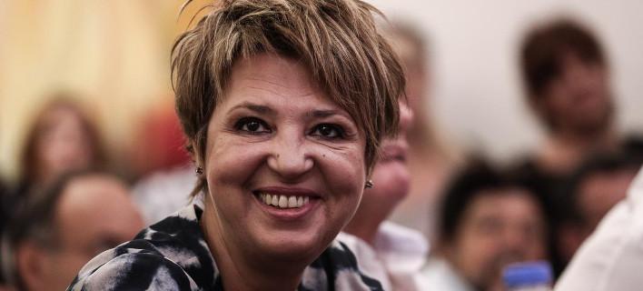 Η Ολγα Γεροβασίλη θα δώσει «επίδομα σφραγίδας» 50 ευρώ στους δημοσίους υπαλλήλους