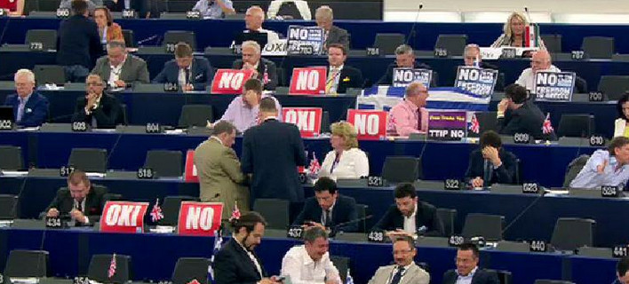 Διχάστηκε και το Eυρωκοινοβούλιο: Αλλοι φώναζαν «Οχι», άλλοι επιτέθηκαν στον Τσίπρα [εικόνες]
