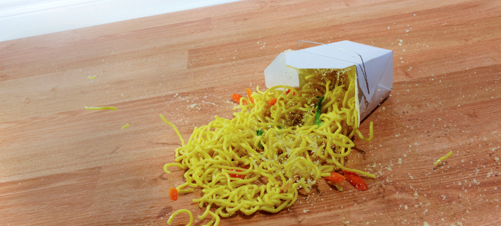 Ο κανόνας των 5 δευτερολέπτων: Γιατί είναι προτιμότερο να φας φαΐ από το χαλί και όχι από το πάτωμα [εικόνες]  