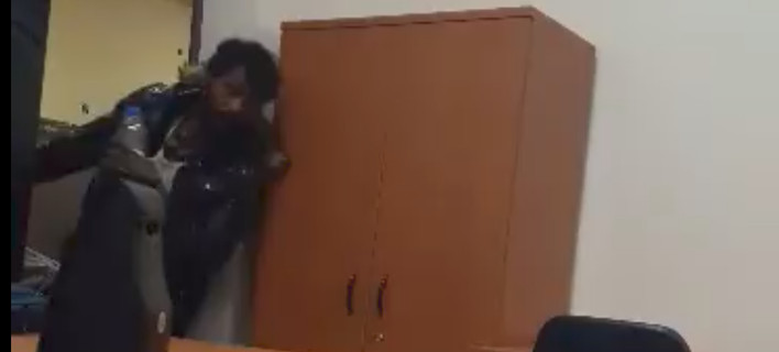 Σοκαριστικό βίντεο από το Οικονομικό Πανεπιστήμιο Αθηνών -Τοξικομανής εισβάλει σε γραφείο με φοιτητές