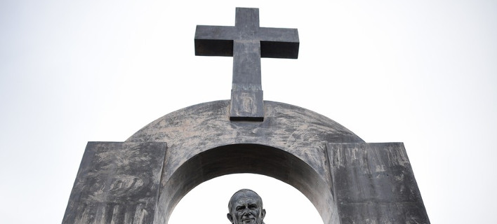 Διαχωρισμός Εκκλησίας-Κράτους: Στη Γαλλία «κόβουν» τον σταυρό από άγαλμα του Πάπα [εικόνες]