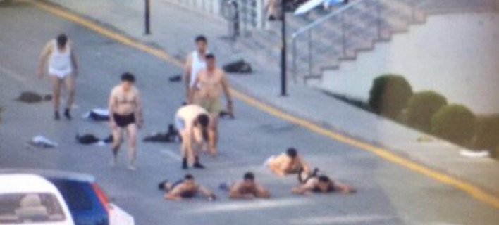 Συγκλονιστική εικόνα: Πραξικοπηματίες βγαίνουν από το αρχηγείο στρατού και παραδίδονται γυμνοί [εικόνα]