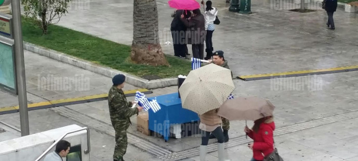 Στρατιώτες μοιράζουν πλαστικά σημαιάκια στο Μετρό Συντάγματος, με εντολή Καμμένου [εικόνες]