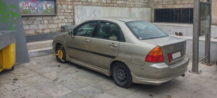 Πάρκαρε πάνω στην... πλατεία Συντάγματος – Αναυδος ο Καμίνης [εικόνα]