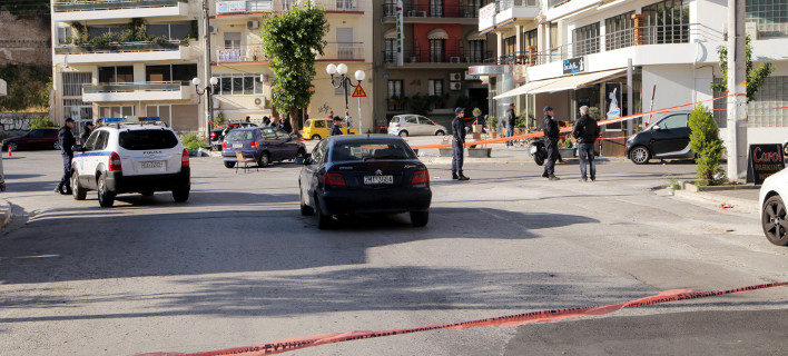 Πειραιάς: 72χρονος έκανε σκοποβολή στο... μπαλκόνι του -Το απίστευτο οπλοστάσιό του