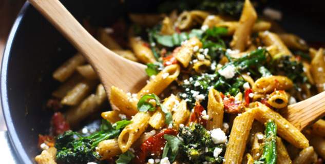 Πέννες ολικής, με πέστο και φέτα