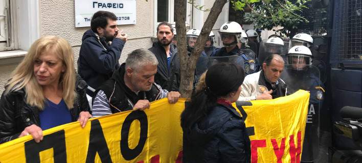 Κολωνάκι, διαμαρτυρία για πλειστηριασμούς -Εκεί & ο καθηγητής του Τσίπρα [εικόνες & βίντεο]