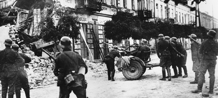 ÎœÎ· ÏÎµÎ±Î»Î¹ÏƒÏ„Î¹ÎºÏŒ Ï„Î¿ Î±Î¯Ï„Î·Î¼Î± Ï„Ï‰Î½ Î Î¿Î»Ï‰Î½ÏŽÎ½, Î³ÏÎ¬Ï†Î¿Ï…Î½ Î³ÎµÏÎ¼Î±Î½Î¹ÎºÎ¬ ÎœÎœÎ•/ Î¦Ï‰Ï„Î¿Î³ÏÎ±Ï†Î¯Î±: AP