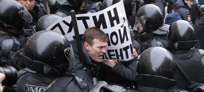 Φωτογραφία: AP/ Xιλιάδες Ρώσοι διαδήλωσαν κατά του Πούτιν- Εγιναν 243 συλλήψεις [εικόνες]