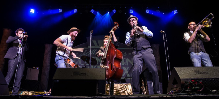 Η μπάντα-φαινόμενο με τις 700 εκατ. προβολές στο YouTube σε Αθήνα και Θεσσαλονίκη [βίντεο] 