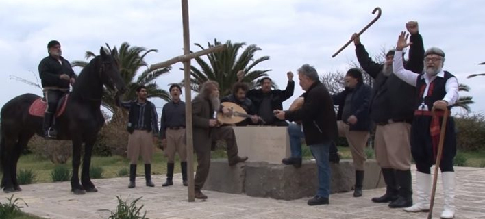 Φωτογραφία: Ο Ψαραντώνης μαζί με τους Κρητικούς τραγουδούν για την Ελλάδα/zarpanews.gr