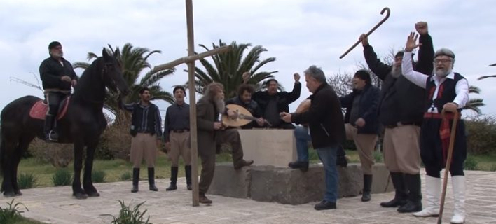 Φωτογραφία: Ο Ψαραντώνης μαζί με τους Κρητικούς τραγουδούν για την Ελλάδα/zarpanews.gr