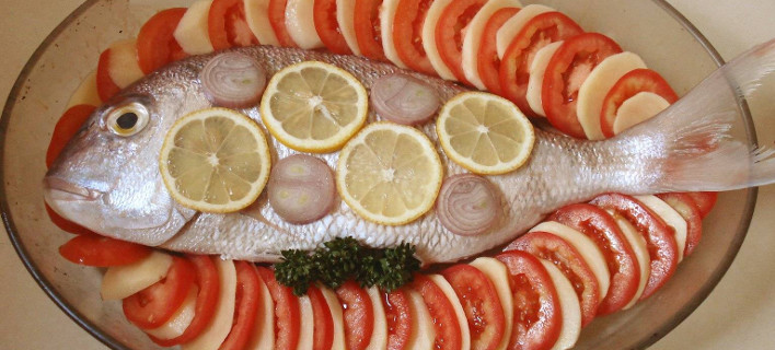 Ψάρι στο φούρνο με πατάτες, ντομάτες, θυμάρι
