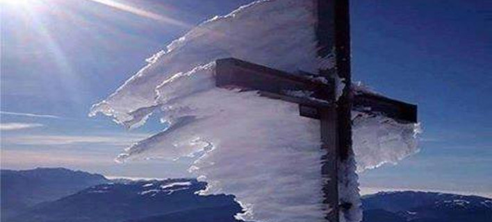 Ο χιονισμένος σταυρός στον Ψηλορείτη που έγινε viral [εικόνα]